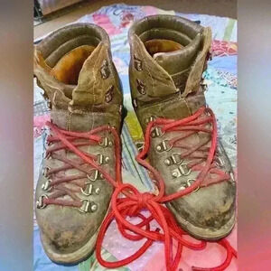 Asolo moutaineering women boots with vibram sole. Unsized. 8